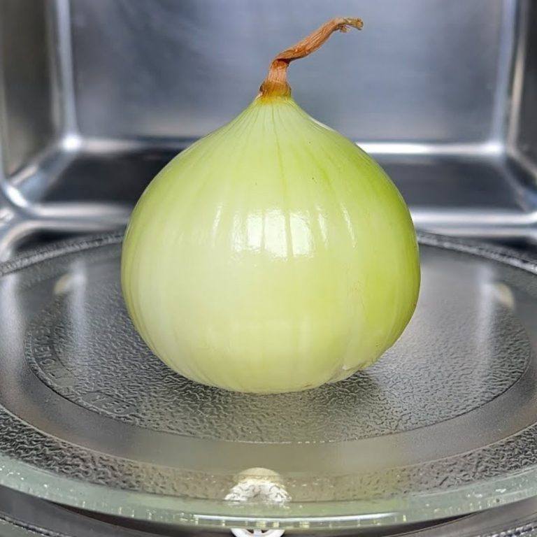 Have you ever been in a rush when guests are about to come over? There is a kitchen trick that saves time and impresses your guests: heating onions in the microwave! This technique is not only about being fast; it’s about revealing a wonderfully sweet and soft aspect of onions that most people don’t anticipate from a quick cooking method.  What are the Benefits of Using a Microwave?  Many people don’t realize how useful a microwave can be for cooking vegetables. However, it is a great way to cook onions fast while keeping their taste and nutrients intact. This method is perfect for times when you need a quick solution without sacrificing flavor.  How to Cook Onions in the Microwave Microwaving onions is a quick and easy way to cook them. Start by peeling the onion and cutting it into slices or pieces. Place the onion in a microwave-safe dish and cover it with a lid or microwave-safe plastic wrap. Cook the onion in the microwave on high for a few minutes until it  Here’s how to change your onions quickly in only two minutes: Get your onion ready: Remove the outer layer and cut it into uniform pieces, like rings, half-moons, or chunks, according to your liking and how you will use them.  Microwave Trick: Put the onion pieces in a dish that can be used in the microwave. Put a lid or microwave-safe cover on the dish. This step is very important because it helps cook the onions with steam, making them soft and moist.  Cook the onions in the microwave on high for around 2 minutes. The time needed may change a bit depending on how powerful your microwave is and how many onions you are cooking.  After two minutes, carefully take out the dish from the microwave (the steam can be hot!) and reveal perfectly cooked onions.  Continued on next page