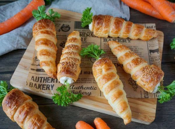 Puff pastry carrots with salmon cream