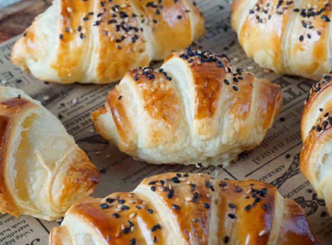 Ham and cheese croissants with puff pastry